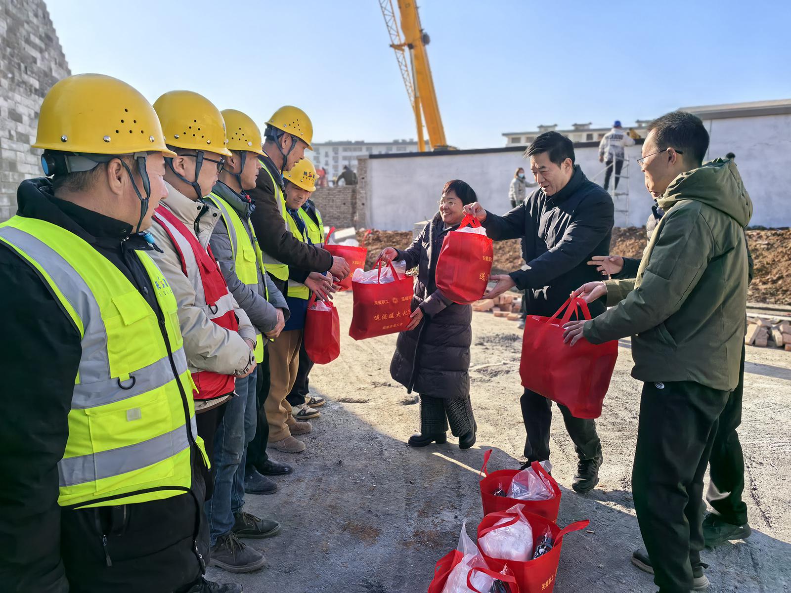 商洛市总工会赴市城投公司项目工地开展2025年春节送温暖慰问活动
